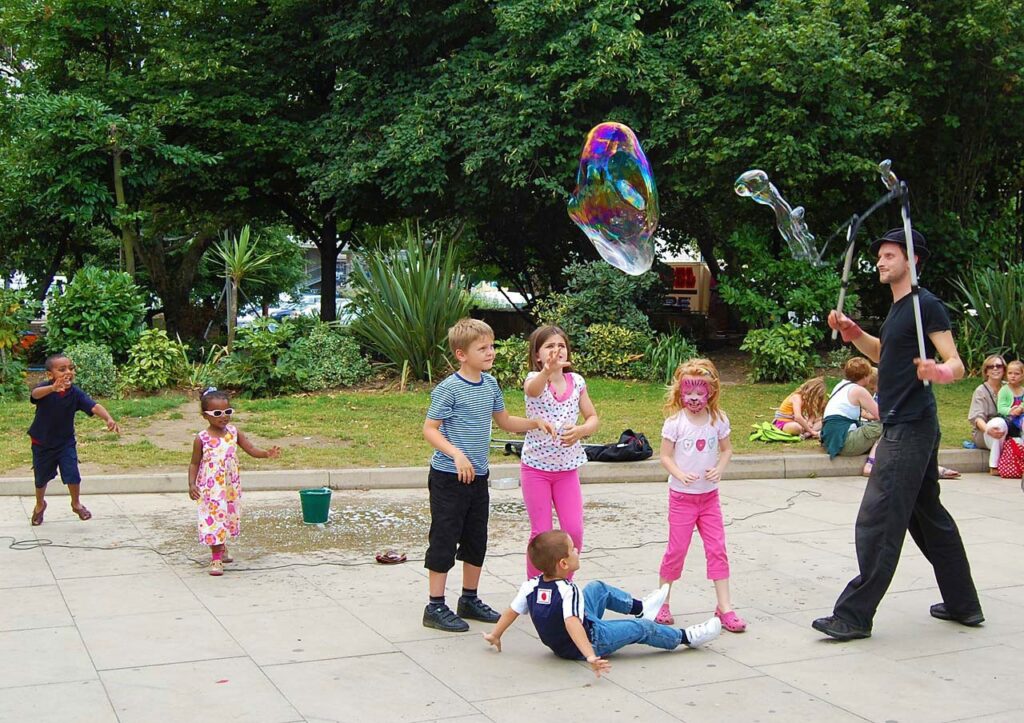 Kinder spielen beim Ferienprogramm des Familienbüros.